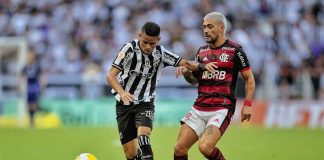 Arrascaeta em campo pelo Flamengo contra o Ceará