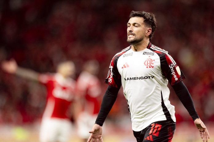 Arrascaeta comemora gol do Flamengo contra o Internacional na Libertadores - FOTO: Adriano Fontes / Flamengo