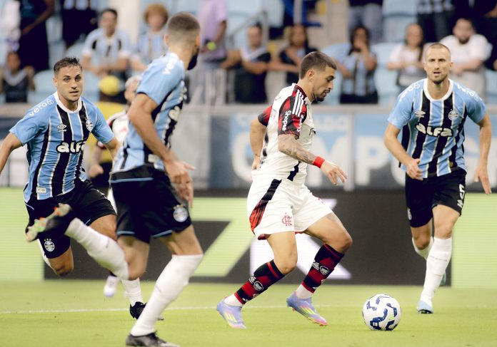 Arrascaeta em campo pelo Flamengo na vitória sobre o Grêmio por 2x0 - FOTO: Adriano Fontes / Flamengo
