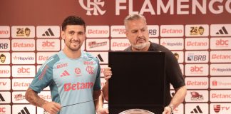 Arrascaeta e Jose Boto em homenagem ao uruguaio no Ninho do Urubu - FOTO: Gilvan de Souza / Flamengo