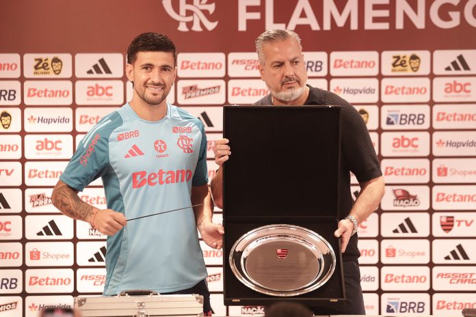 Arrascaeta e Jose Boto em homenagem ao uruguaio no Ninho do Urubu - FOTO: Gilvan de Souza / Flamengo