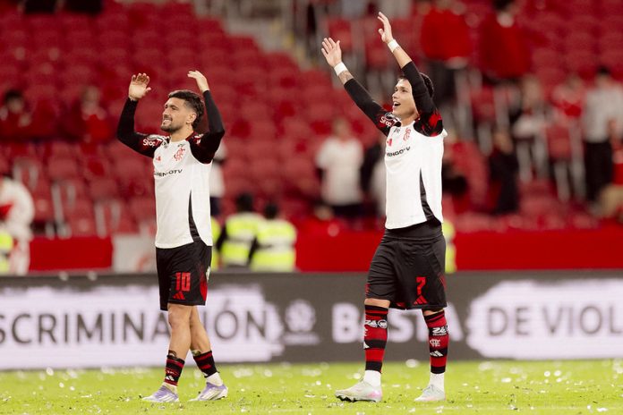 Arrascaeta e Luiz Araújo saúdam a torcida do Flamengo após classificação contra o Internacional na Libertadores - FOTO: Adriano Fontes / Flamengo