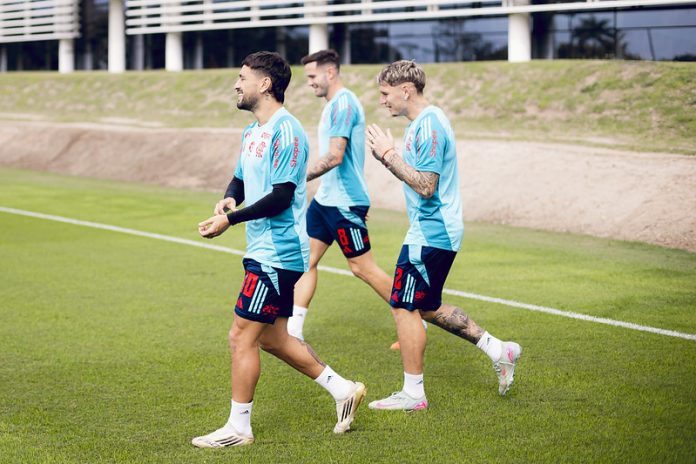 Arrascaeta, Saúl e Varela, em treino do Flamengo no Ninho do Urubu - FOTO: Adriano Fontes / Flamengo