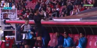 Arrascaeta joga camisa para torcedor do Internacional