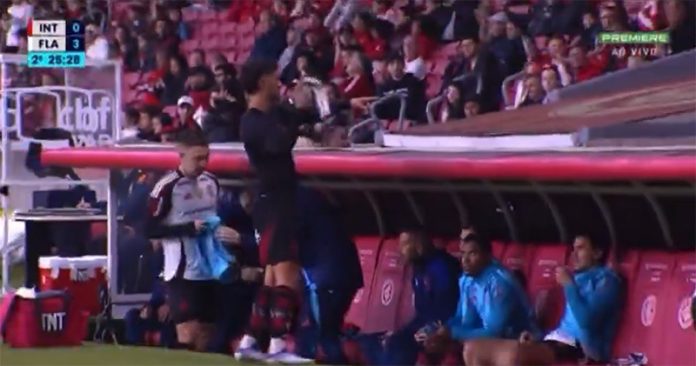 Arrascaeta joga camisa para torcedor do Internacional
