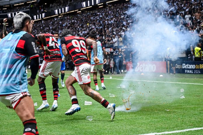 Bombas explodem perto dos jogadores do Flamengo em confronto com o Atlético-MG na Arena MRV em 2024