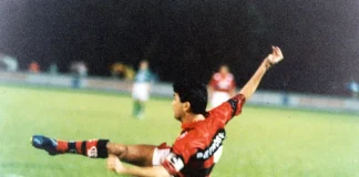 Bebeto manda o voleio no jogo entre Palmeiras x Flamengo no Parque Antarctica em 1996