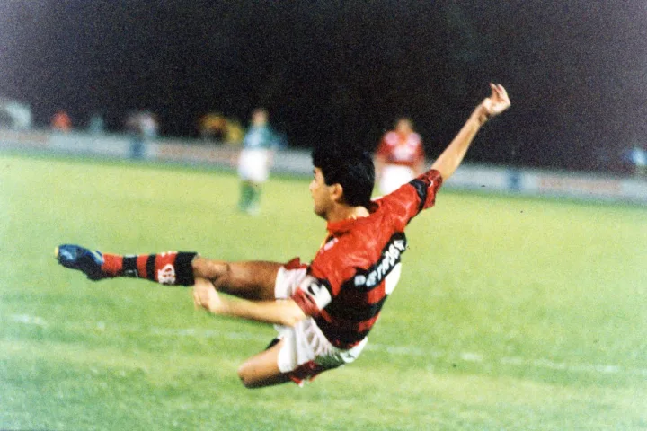 Bebeto manda o voleio no jogo entre Palmeiras x Flamengo no Parque Antarctica em 1996