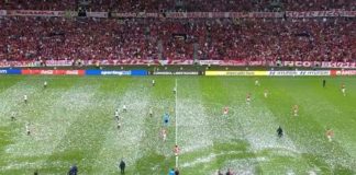 Papel picado no gramado do Beira-Rio antes da bola rolar para Internacional x Flamengo