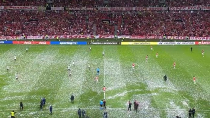 Papel picado no gramado do Beira-Rio antes da bola rolar para Internacional x Flamengo