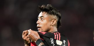 Bruno Henrique comemora o gol da vitória do Flamengo sobre o Internacional