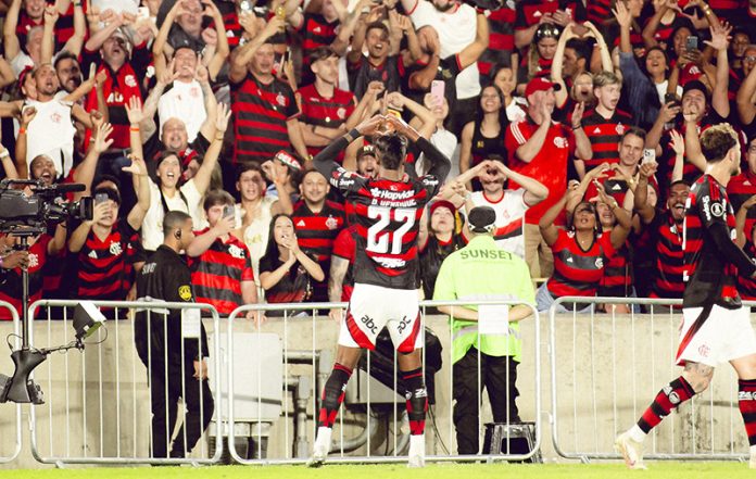 Bruno Henrique comemora o gol da vitória do Flamengo sobre o Internacional