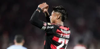Bruno Henrique marca o gol da vitória do Flamengo sobre o Internacional