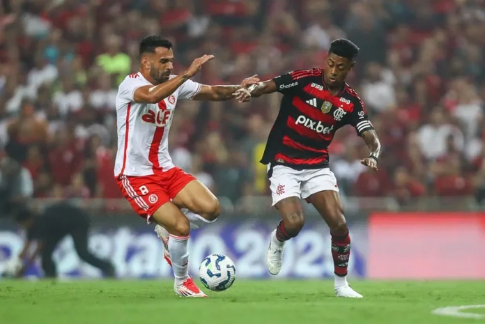 Bruno Henrique em campo pelo Flamengo contra o Internacional