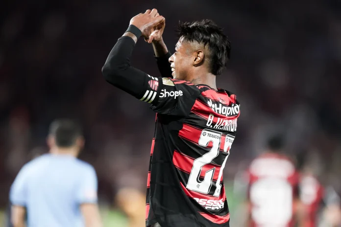 Bruno Henrique marca o gol da vitória do Flamengo sobre o Internacional