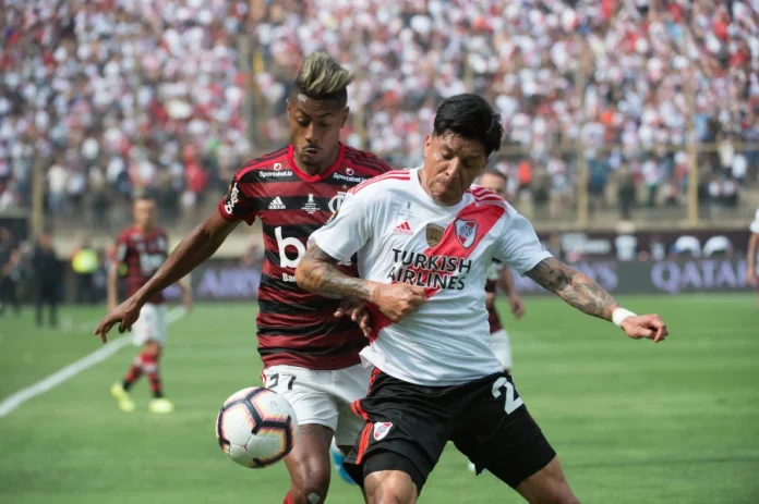 Bruno Henrique em campo pelo Flamengo na final da Copa Libertadores da América 2019