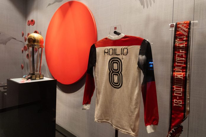 Camisa do saudoso meia Adílio no Museu do Flamengo