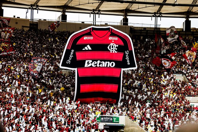 Torcida do Flamengo no Maracanã para o jogo contra o Grêmio. Jogo marcou a estreia da Betano no Manto Sagrado - FOTO: Gilvan de Souza