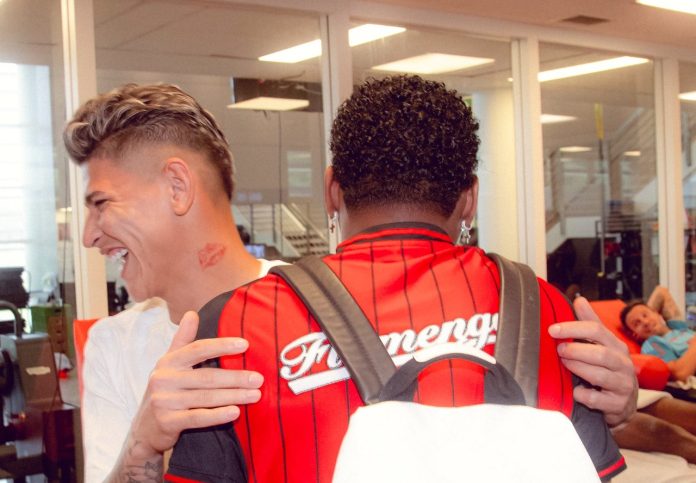 Carrascal e sua tatuagem, em sua chegada ao Flamengo no Ninho do Urubu - Foto: Adriano Fontes/Flamengo