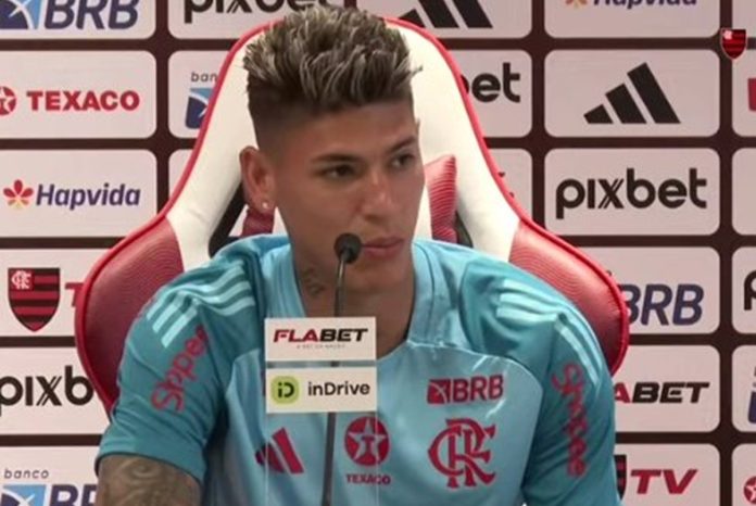 Carrascal em entrevista coletiva na sua apresentação ao Flamengo