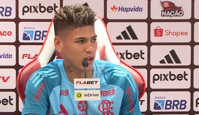 Carrascal em entrevista coletiva na sua apresentação ao Flamengo