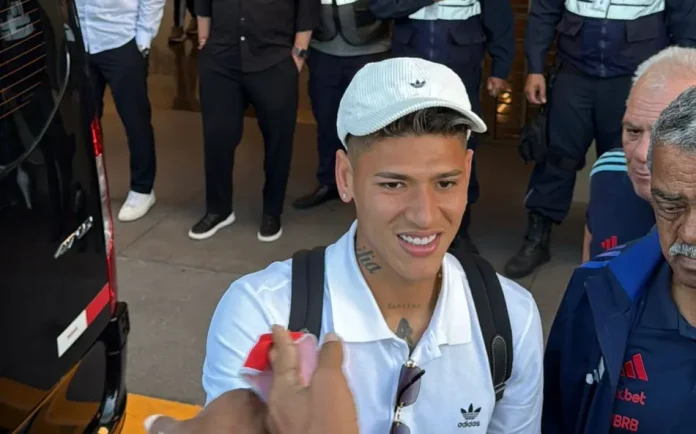 Carrascal em sua chegada ao Rio de Janeiro para assinar com o Flamengo