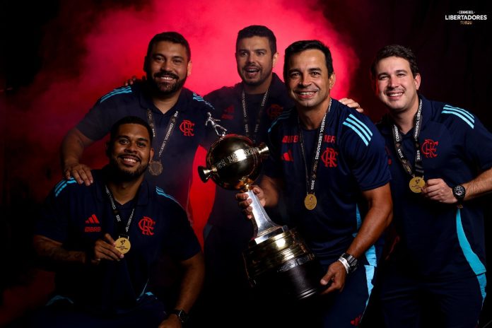 Cléber dos Santos e comissão técnica do Flamengo sub-20 campeões da Libertadores 2025