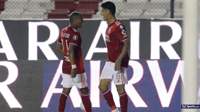 De la Cruz e Carrascal em campo pelo River Plate