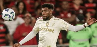 Emerson Royal em campo pelo Flamengo na derrota para o Atlético-MG