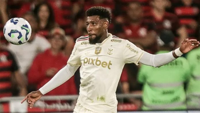 Emerson Royal em campo pelo Flamengo na derrota para o Atlético-MG