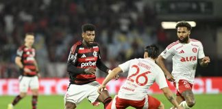 Emerson Royal em campo pelo Flamengo contra o Internacional