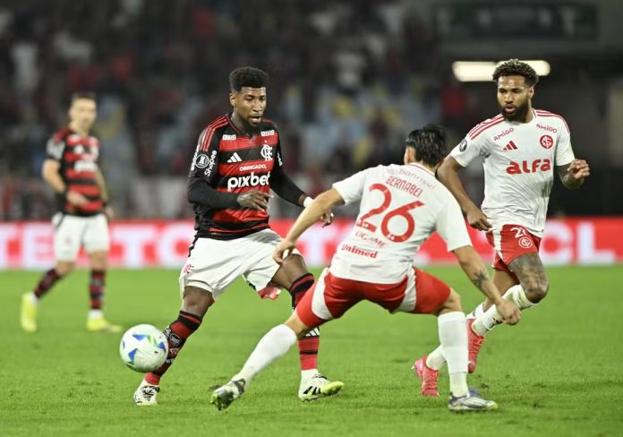 Emerson Royal em campo pelo Flamengo contra o Internacional