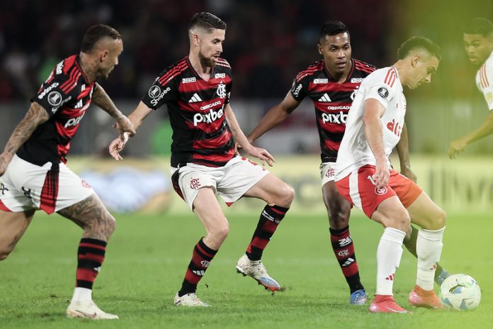 Everton-Cebolinha-Jorginho-Alex-Sandro-Flamengo-1-0-Internacional-130825-Foto-Gilvan-de-Souza Everton Cebolinha, Jorginho, Alex Sandro em campo pelo Flamengo contra o Internacional - FOTO: Gilvan de Souza