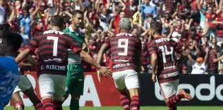 Everton Ribeiro, Gabigol e Arrascaeta comemoram mais um gol na goleada do Flamengo sobre o Goiás em 2019