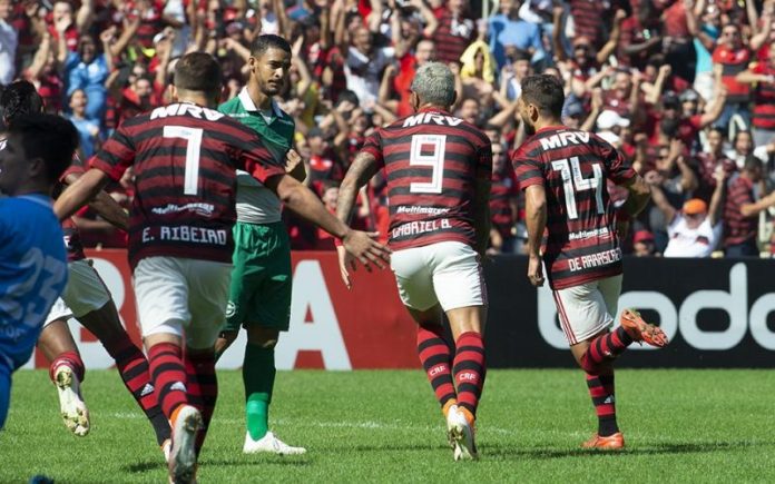 Everton Ribeiro, Gabigol e Arrascaeta comemoram mais um gol na goleada do Flamengo sobre o Goiás em 2019