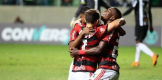Everton Ribeiro comemora com Vini Jr o gol da vitória do Flamengo sobre o Atlético-MG em 2018