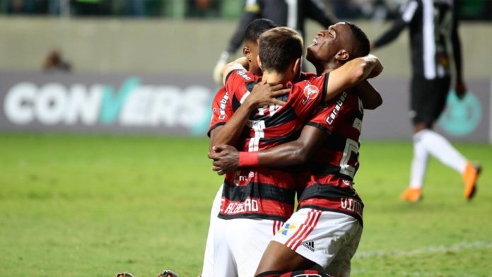 Everton Ribeiro comemora com Vini Jr o gol da vitória do Flamengo sobre o Atlético-MG em 2018