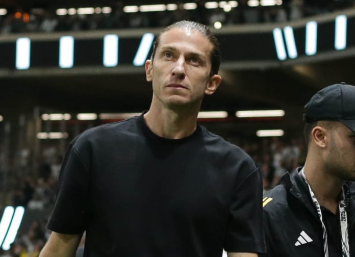 Filipe Luís em campo pelo Flamengo