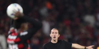 Filipe Luís em campo pelo Flamengo contra o Internacional