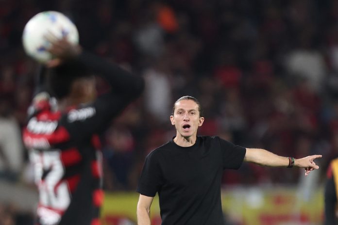 Filipe Luís em campo pelo Flamengo contra o Internacional