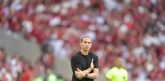 Filipe Luís em campo comandando o Flamengo contra o Grêmio no Maracanã - FOTO: Thiago Ribeiro / AGIF