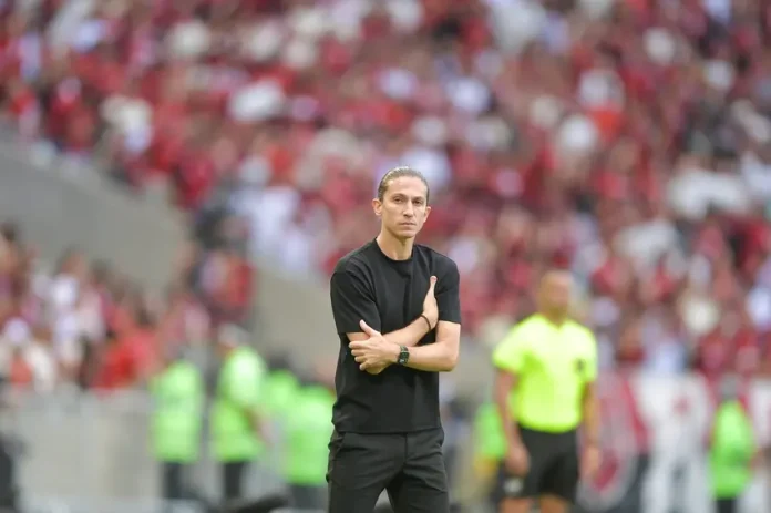 Filipe Luís em campo comandando o Flamengo contra o Grêmio no Maracanã - FOTO: Thiago Ribeiro / AGIF