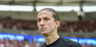 Filipe Luís em campo comandando o Flamengo contra o Grêmio no Maracanã - FOTO: Thiago Ribeiro / AGIF
