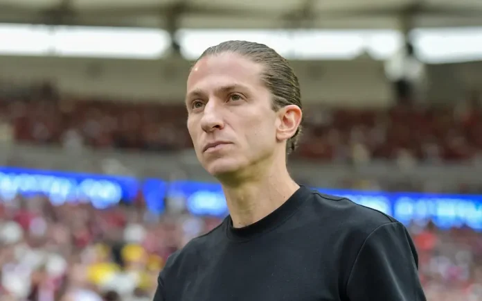 Filipe Luís em campo comandando o Flamengo contra o Grêmio no Maracanã - FOTO: Thiago Ribeiro / AGIF