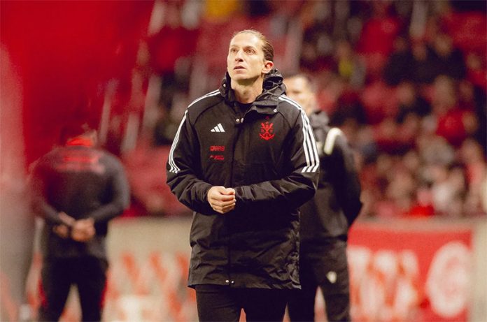 Filipe Luís em campo pelo Flamengo contra o Internacional pela Libertadores