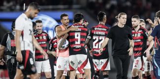 Filipe Luís e jogadores após goleada do Flamengo sobre o Vitória