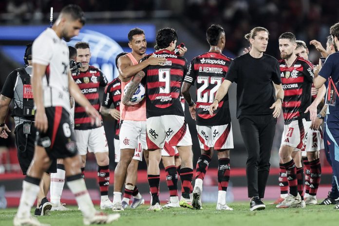 Filipe Luís e jogadores após goleada do Flamengo sobre o Vitória