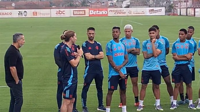 Filipe Luís presta homenagem ao jogadores sub-20 do Flamengo