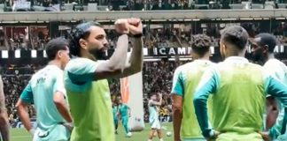 Gabigol provoca torcida do Atlético, com gesto de troféu levantado pelo Flamengo em 2024