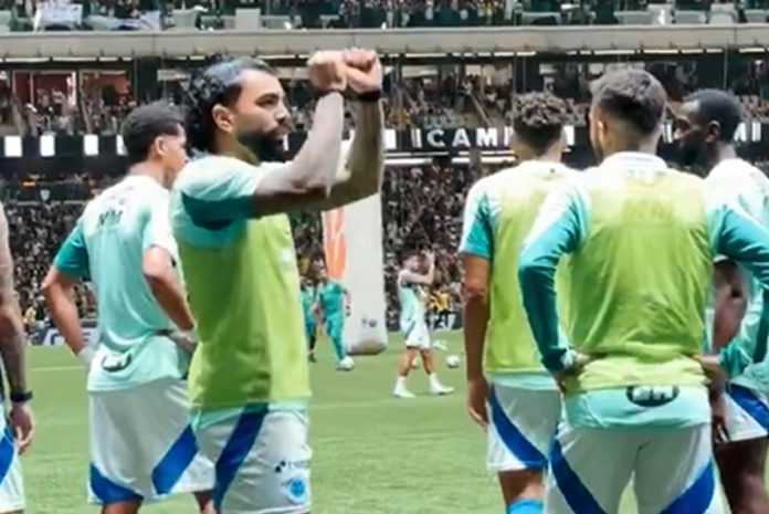 Gabigol provoca torcida do Atlético, com gesto de troféu levantado pelo Flamengo em 2024
